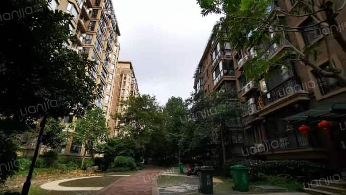 水岸青云外景图