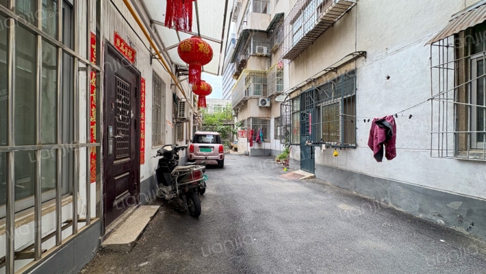 绣花厂家属院外景图