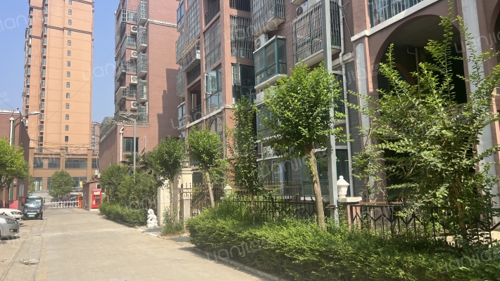 老年大学小区外景图