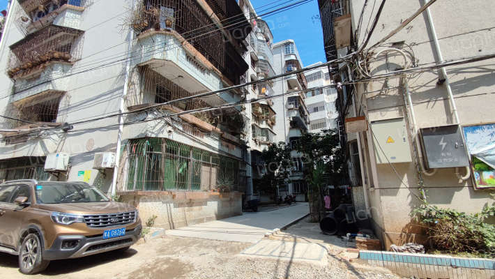 海医宿舍外景图