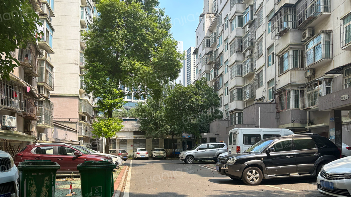 雨淋山庄外景图