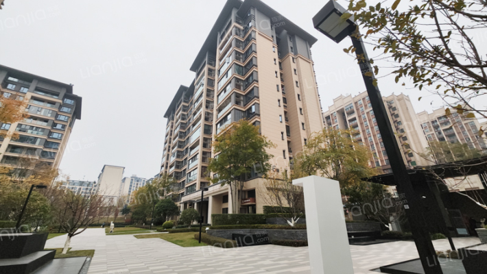 映湖十里外景图