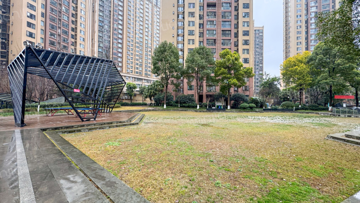 润扬双铁广场外景图