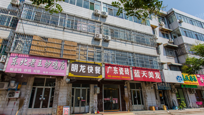 鲁宝宿舍楼外景图