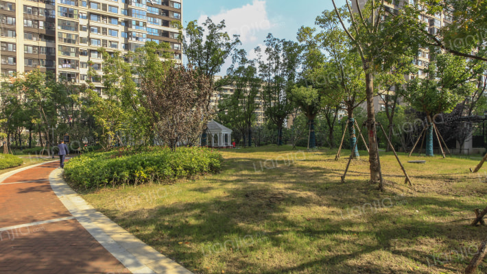 莱蒙水榭春天外景图