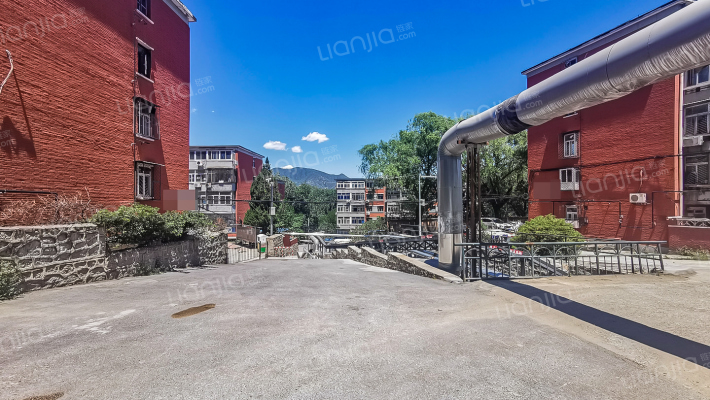 迎风一里外景图