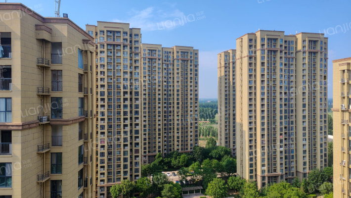 绿地国宝21城外景图