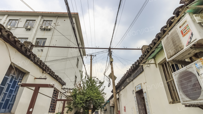 余天灯巷外景图