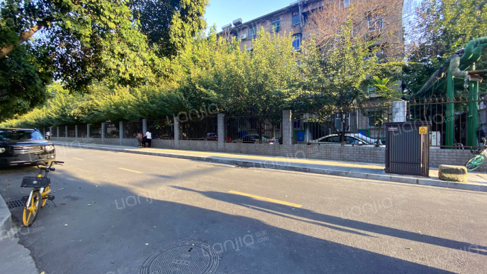 人行家属院外景图