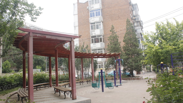 荣迁东里外景图