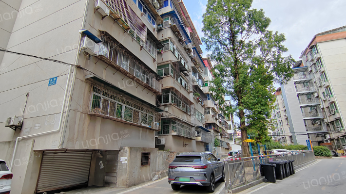 中心医院宿舍楼外景图