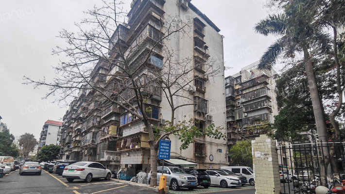 福龙公寓内院外景图