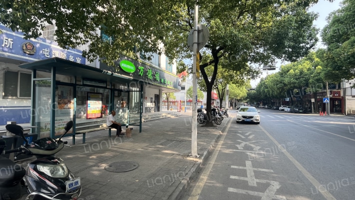 屯村街粮校弄外景图