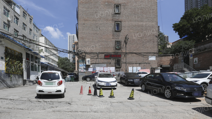 新华汽配厂宿舍外景图