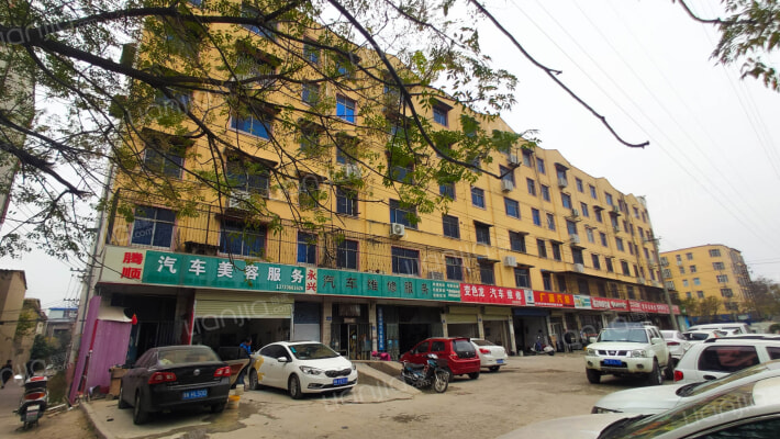 世鹏制衣厂家属院外景图