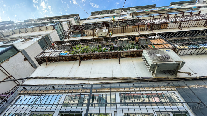 建行家属楼外景图