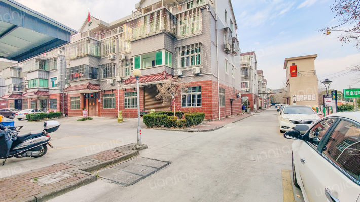 卜振路182号外景图