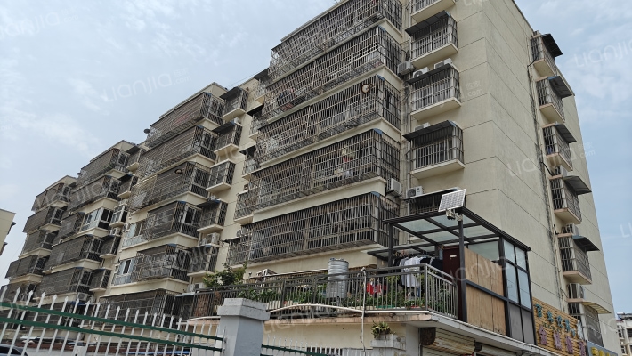 原峰技校宿舍楼外景图