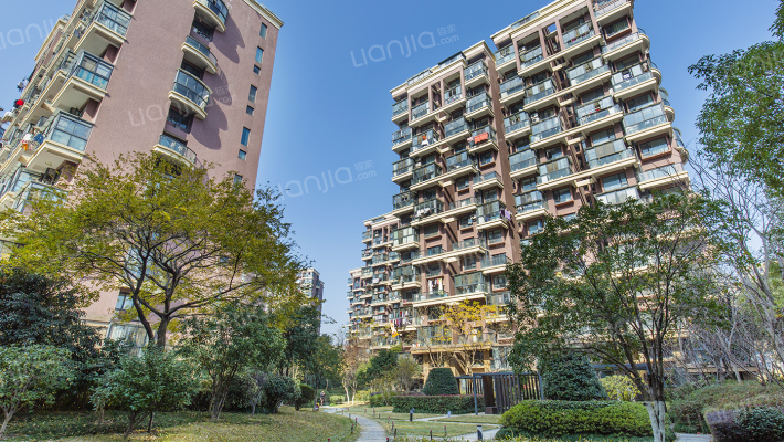 罗兰春天外景图