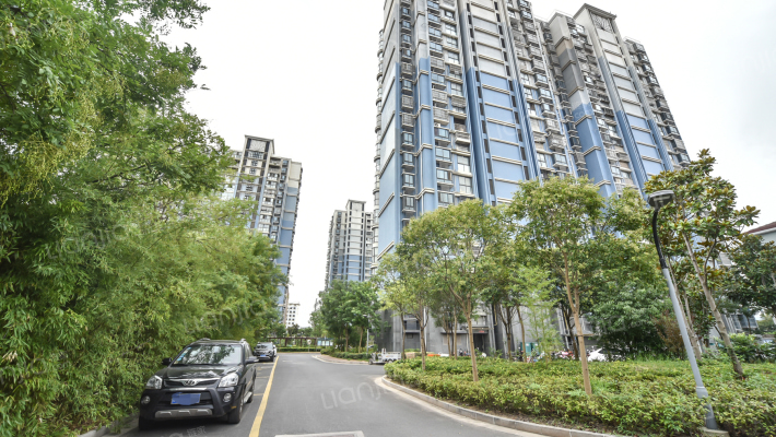 新纪元广场外景图