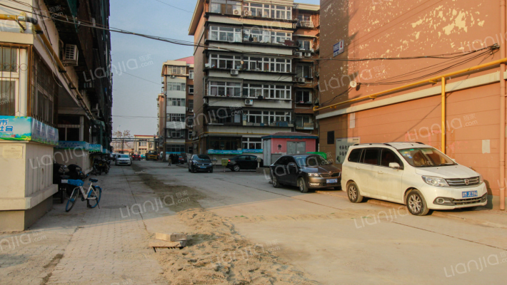 跃进东里外景图