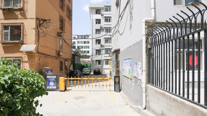 享堂粮油宿舍外景图