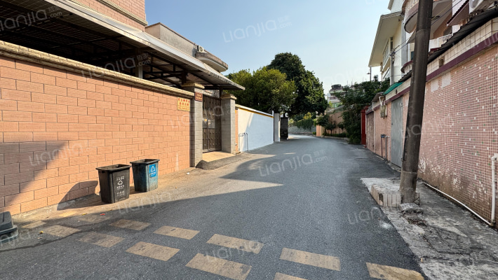 东山下街外景图