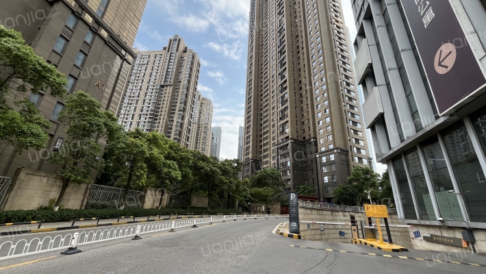 保利国际广场外景图