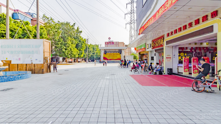 桥中广场外景图