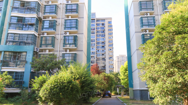 金碧湖畔外景图