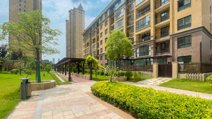 碧湖云天外景图