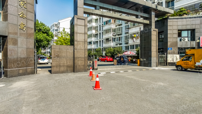 百家公寓外景图