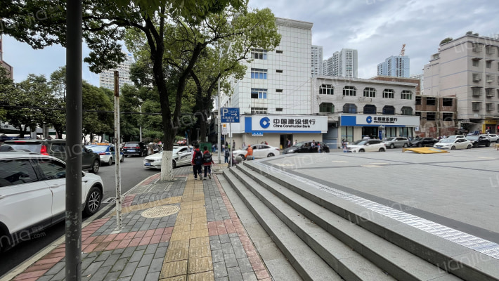 红枫中央大街外景图