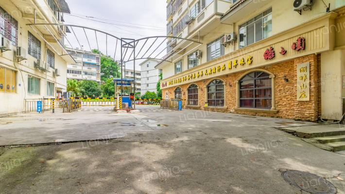 湖畔山庄外景图