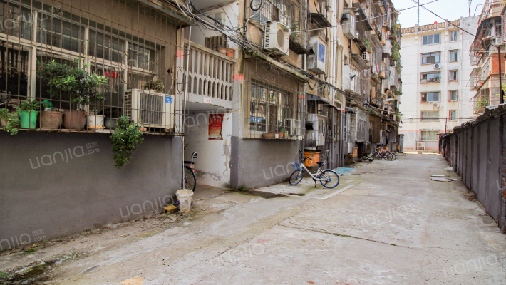 工程塑料厂家属院外景图