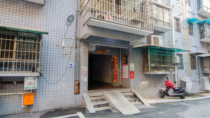 三和公寓外景图