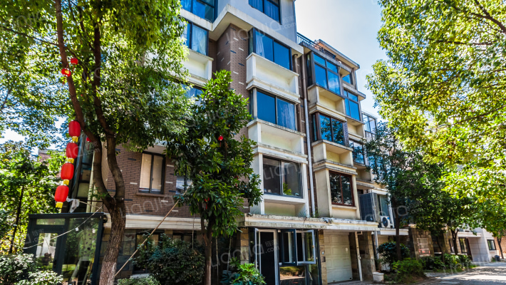 香溢云天外景图