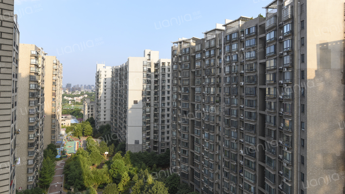 湘水一城外景图