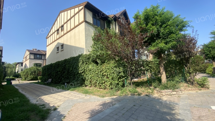 CBD国际高尔夫别墅外景图