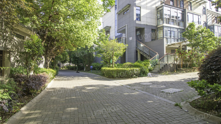 山水云房花园外景图