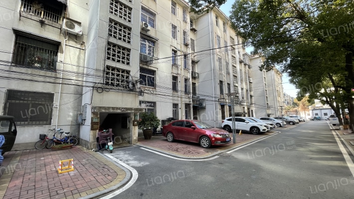 钢铁新村小学宿舍外景图