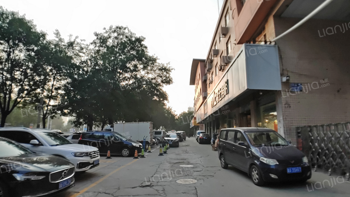 燕山商城外景图