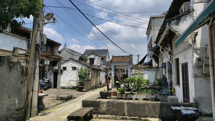 西父子台门外景图