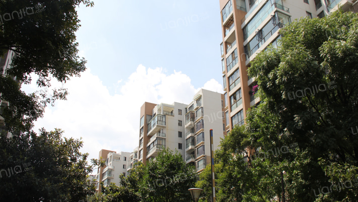 滇池卫城蓝域晴天外景图