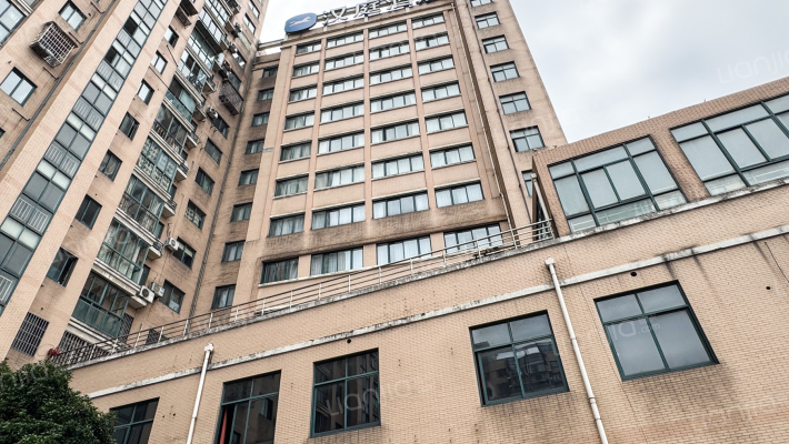 广大财富广场外景图