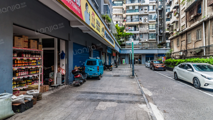 彩山华庭小区外景图