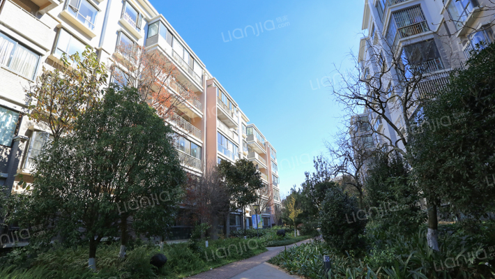 白龙潭俊园沁园外景图