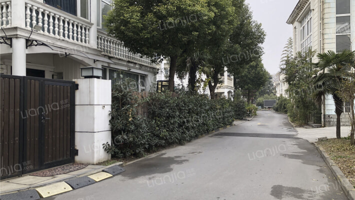 溢盈河畔别墅外景图