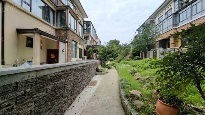 伴山香槟园外景图