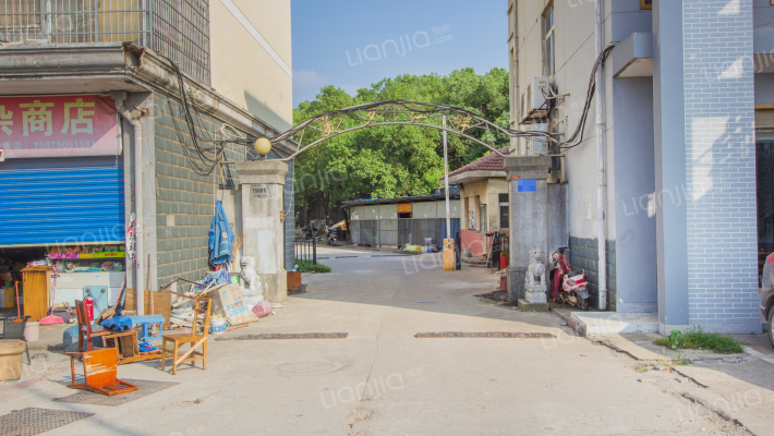 美罗江畔外景图